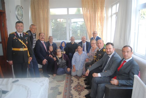 İlçe Kaymakamımız Gökhan GÜRBÜZEROL 102 Yaşındaki Vatandaşımızı Ziyaret etti.